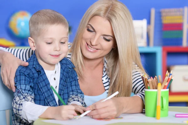 Vue Rapprochée Mère Fils Souriants Dessinant Avec Des Crayons — Photo