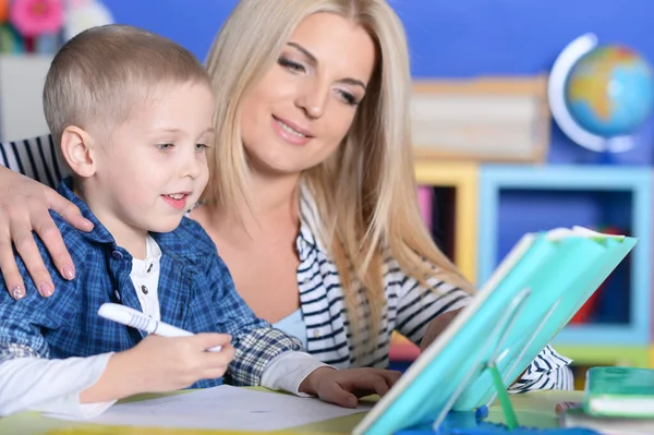 Moeder Met Haar Zoon Doet Huiswerk Thuis — Stockfoto