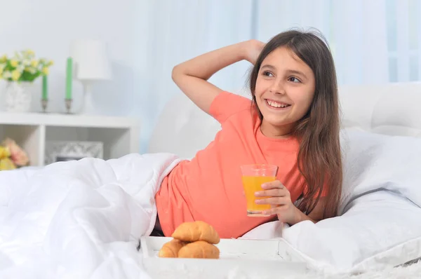 Χαριτωμένο Κορίτσι Πρωινό Στο Σπίτι Στο Κρεβάτι — Φωτογραφία Αρχείου