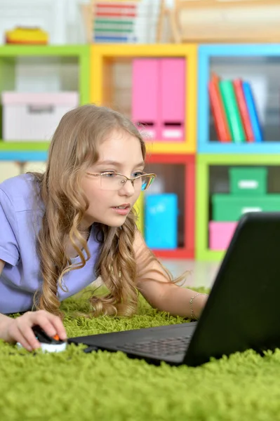 Menina Bonito Usando Laptop Enquanto Deitado Chão Verde Casa — Fotografia de Stock