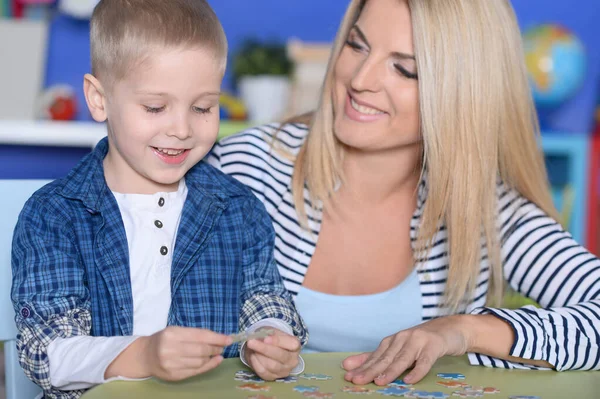 Vrouw Kleine Jongen Spelen Met Puzzels — Stockfoto