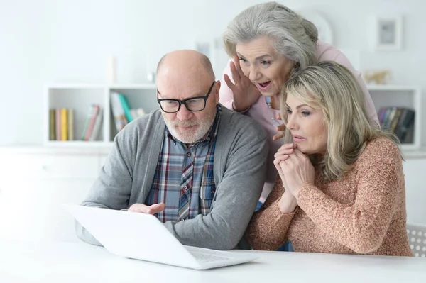 Twee Senioren Vrouwen Man Met Laptop Thuis — Stockfoto