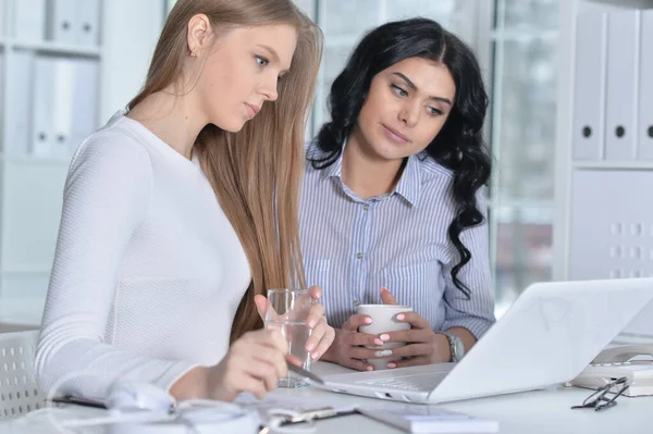 Mujeres Negocios Jóvenes Que Trabajan Con Ordenador Portátil Oficina Moderna — Foto de Stock