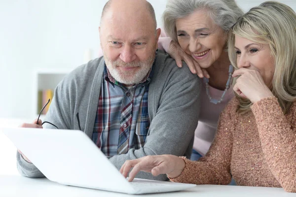 两名在家中使用笔记本电脑的老年男女 — 图库照片