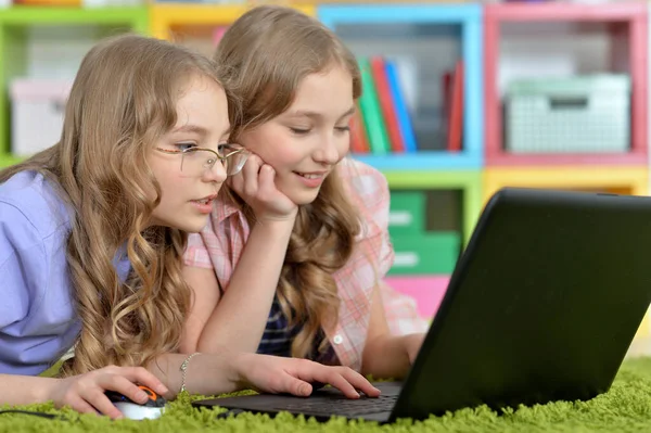 Twee Mooie Kleine Meisjes Liggend Vloer Met Behulp Van Laptop — Stockfoto
