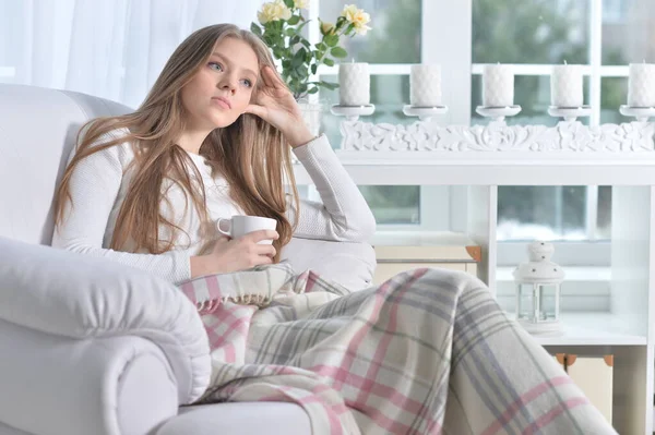 Mujer Atractiva Joven Con Taza Sillón Acogedor — Foto de Stock