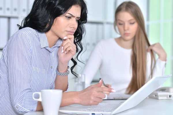 Jóvenes Empresarias Que Trabajan Una Oficina Moderna — Foto de Stock