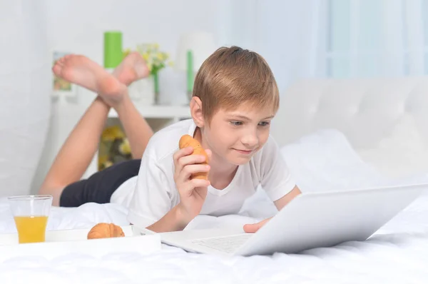 Retrato Niño Con Portátil Cama Desayunando — Foto de Stock