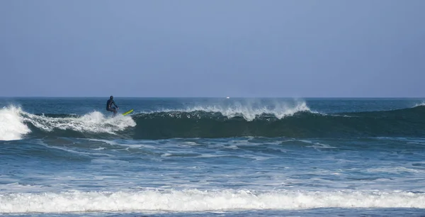 Surfer à Atxabiribil — Photo