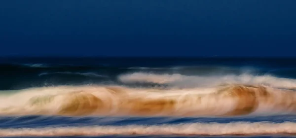 Fırtınalı kirli dalgalar — Stok fotoğraf
