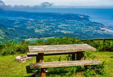 Panoramik manzaralı tahta bir masa.