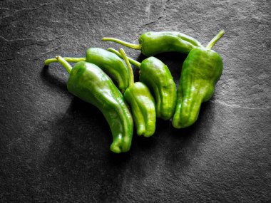 Siyah fayanslar üzerinde izole edilmiş Padron.