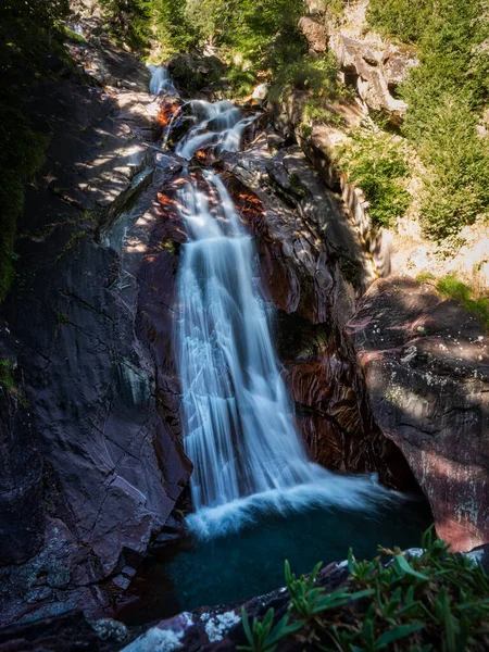 Larri Wasserfall Fällt Einen Teil Hinunter — Stockfoto