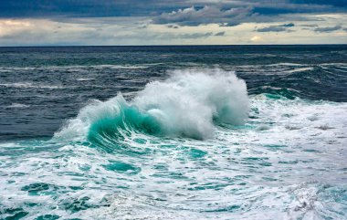 Fırtınalı bir günde yeşil dalgalar çarpıyor
