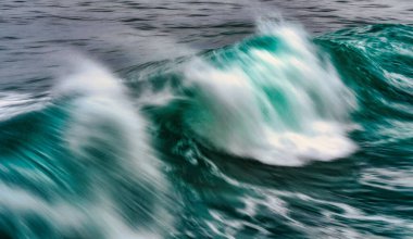 Büyük yeşil bir dalga hareket halinde