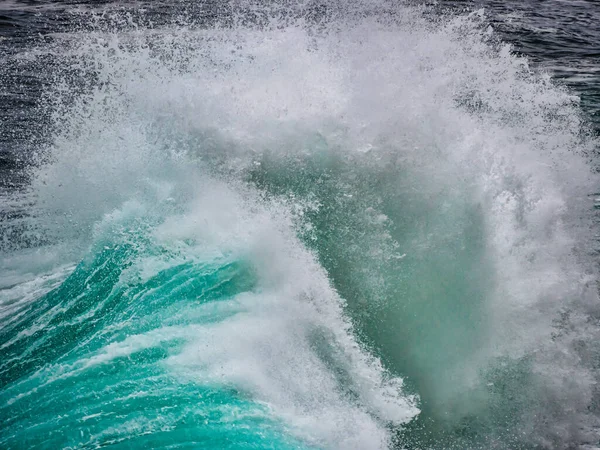 Une Grosse Explosion Vague Verte — Photo