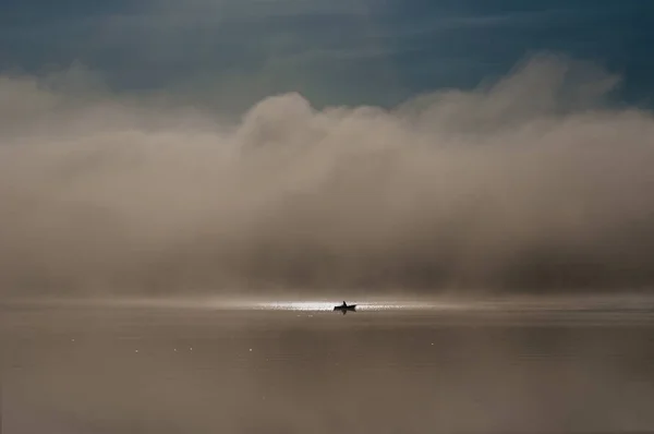 Ein Einzelner Angler Genießt Das Angeln Von Einem Boot Aus — Stockfoto