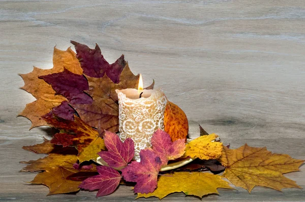 Jesienna Dekoracja Kolorowych Liści Świece — Zdjęcie stockowe