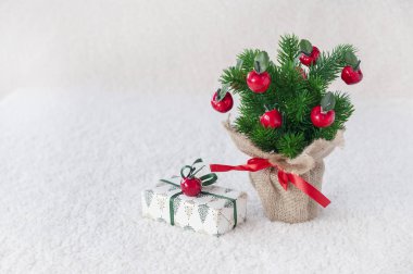 Noel ağacı hediye ile beyaz bir arka plan üzerinde 