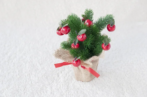 Kerstboom Ona Witte Achtergrond — Stockfoto