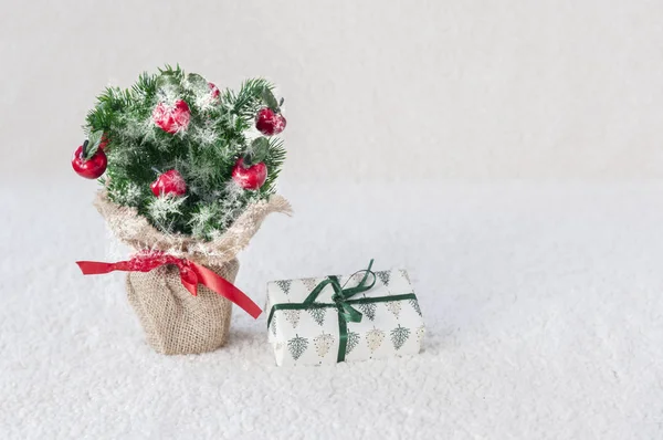 Kerstboom Een Witte Achtergrond Met Cadeau — Stockfoto
