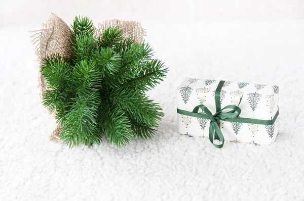 Kerstboom Een Witte Achtergrond Huidige — Stockfoto