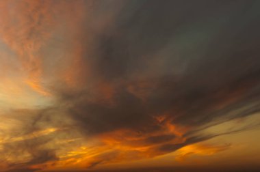 Bir yaz gün batımı bulutlar, şehir üzerinde günün sonunda. Öğleden sonra günbatımı