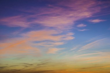 Bir yaz gün batımı bulutlar, şehir üzerinde günün sonunda. Öğleden sonra günbatımı