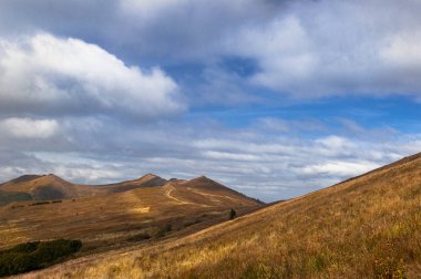 Bieszczady dağlarında sonbahar. Polonya