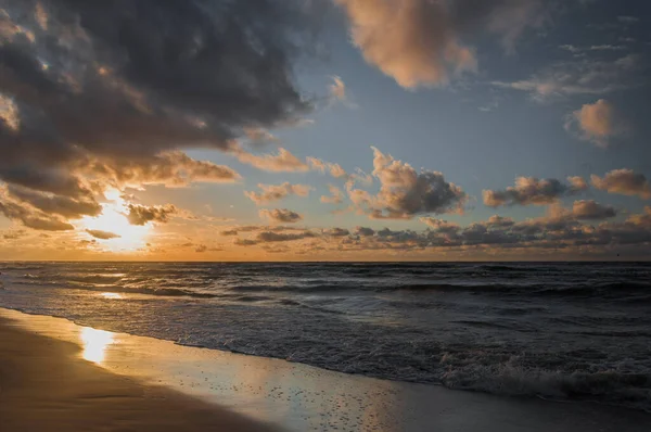 Prachtige Zonsondergang Aan Zee Dynamische Prachtige Wolken Boven Zee Stockfoto