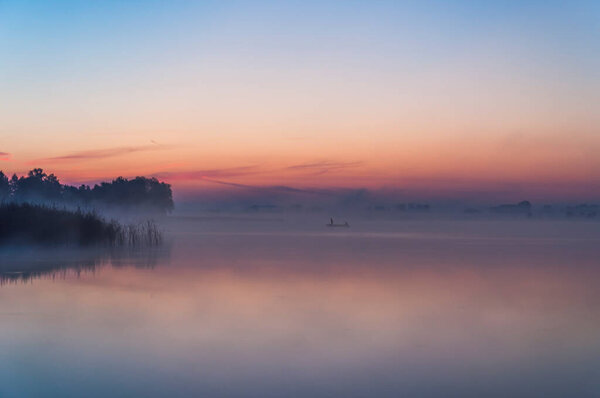 Прекрасный восход солнца на озере. Польский рассвет
