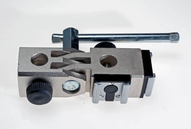 Fotoğraf flaşı ve şemsiye ayarlamak için tripod kafası.