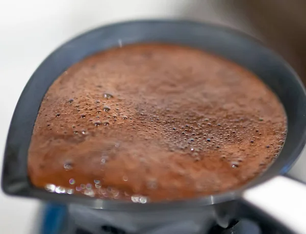 電気タークで醸造されたコーヒーフォーム — ストック写真