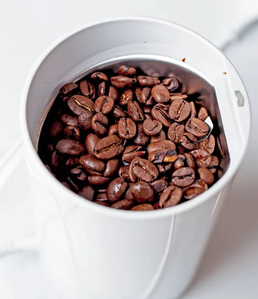 Kaffeebohnen Der Kaffeemühle — Stockfoto