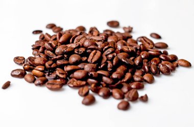 Beyaz arkaplanda kahve çekirdekleri.