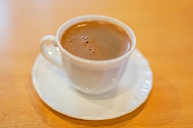 Köpüklü bir fincan sıcak kahve.