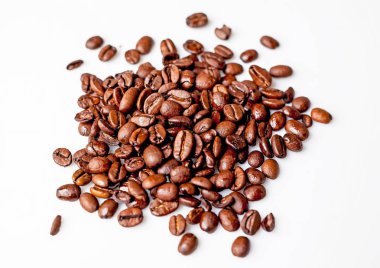 Beyaz arkaplanda kahve çekirdekleri.