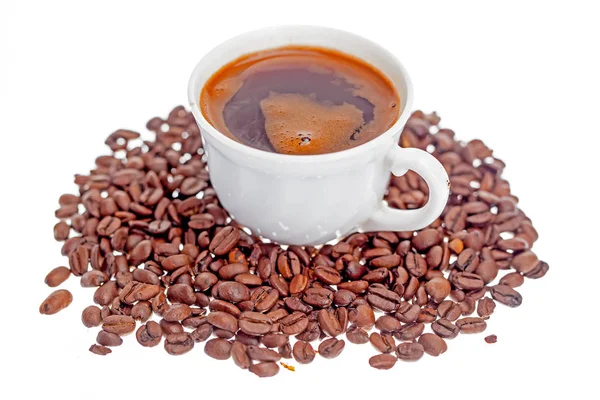Eine Tasse Heißen Kaffee Umgeben Von Kaffeebohnen — Stockfoto