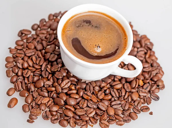 Eine Tasse Heißen Kaffee Umgeben Von Kaffeebohnen — Stockfoto