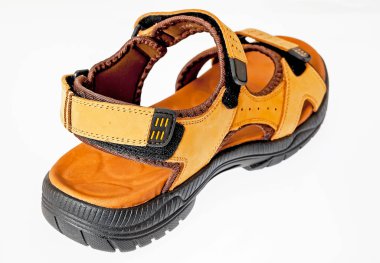 Yüksek tabanlı sarı deri sandaletler..