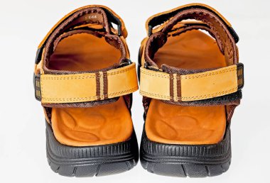 Yüksek tabanlı sarı deri sandaletler..