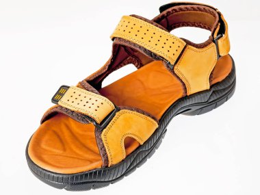 Yüksek tabanlı sarı deri sandaletler..