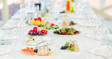 Restoran ve kafelerde servis edilen masalar, masalarda yemek ve içecekler, oda tasarımı.