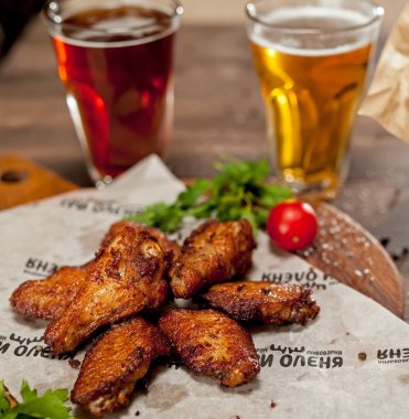 Restoran ve kafelerde servis edilen masalar, masalarda yemek ve içecekler, oda tasarımı.