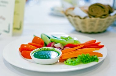 Restoran ve kafelerde servis edilen masalar, masalarda yemek ve içecekler, oda tasarımı.
