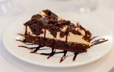 Restoran ve kafelerde servis edilen masalar, masalarda yemek ve içecekler, oda tasarımı.