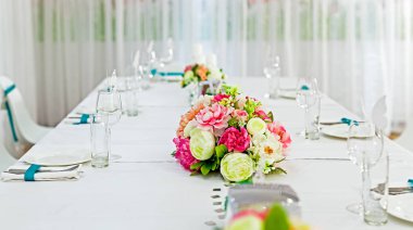 Restoran ve kafelerde servis edilen masalar, masalarda yemek ve içecekler, oda tasarımı.