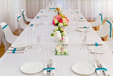 Restoran ve kafelerde servis edilen masalar, masalarda yemek ve içecekler, oda tasarımı.