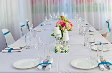 Restoran ve kafelerde servis edilen masalar, masalarda yemek ve içecekler, oda tasarımı.