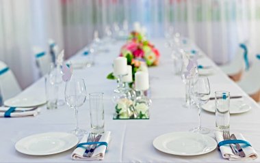 Restoran ve kafelerde servis edilen masalar, masalarda yemek ve içecekler, oda tasarımı.